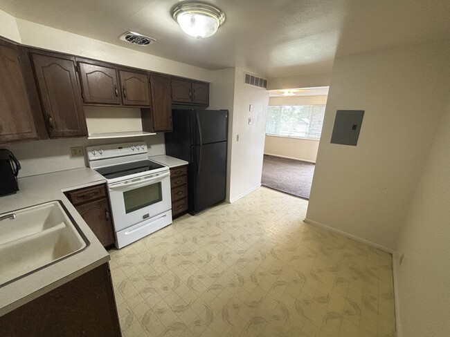 Building Photo - 258 N 400 W