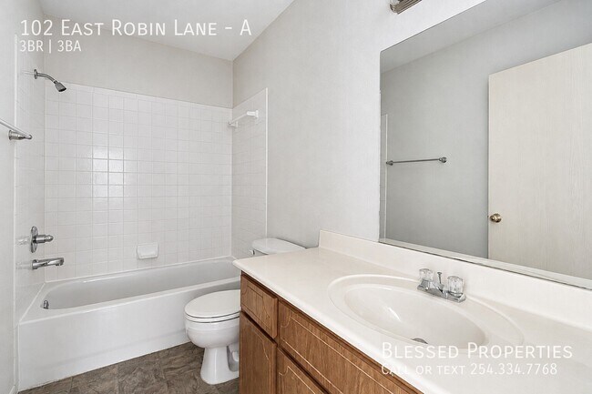 Building Photo - 102 E Robin Ln