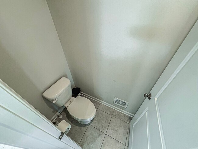 Building Photo - Stunning and Spacious 4 Bed 3.5 Bath End Unit Townhome In Highly Desired Goose Creek Club