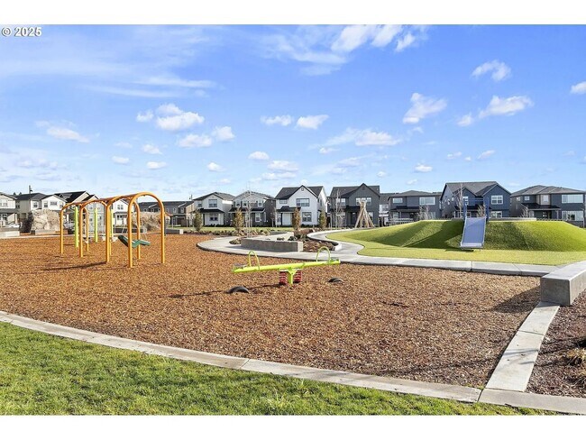 Building Photo - 4093 SE Reed Dr