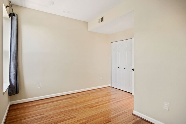 Building Photo - Spacious Top Floor 2 bed 2 bath in the hea...