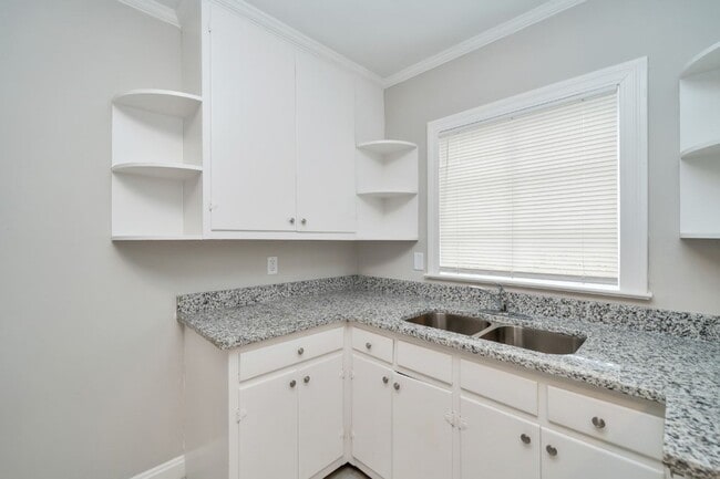 Building Photo - Beautifully Maintained 3/3 Home with Over ...