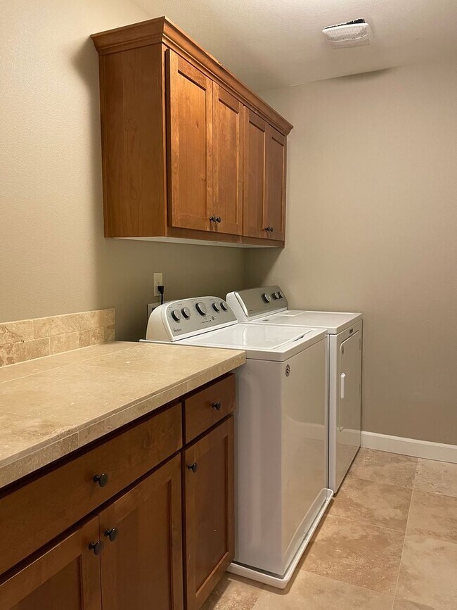 Building Photo - BEAUTIFUL LUXURY Style Townhouse with a gorgeous VIEW! Gated community in Camas! Top Rated Schools!