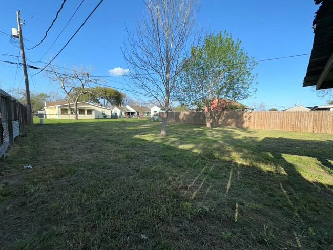 Building Photo - Great 3 Bedroom Single Family in Angleton