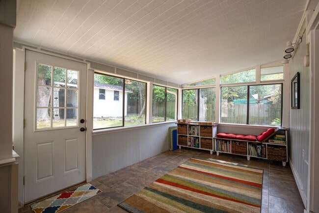 Building Photo - Lovely  3/BR 2/BA Home with Office & Sunro...