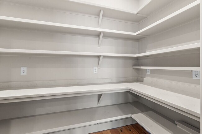 Building Photo - 116 S Carbon Rivet Ave