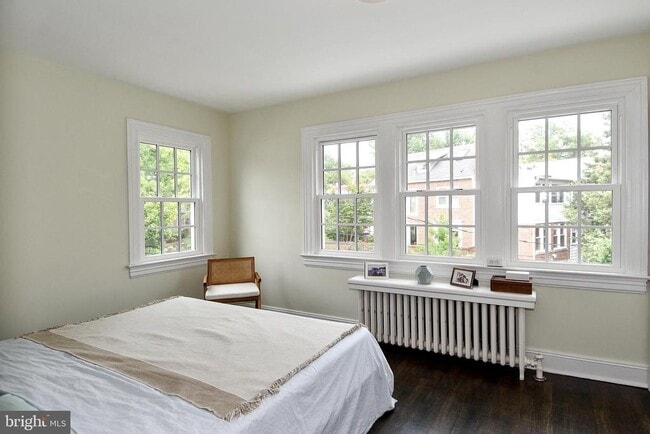 Building Photo - 2426 Observatory Pl NW