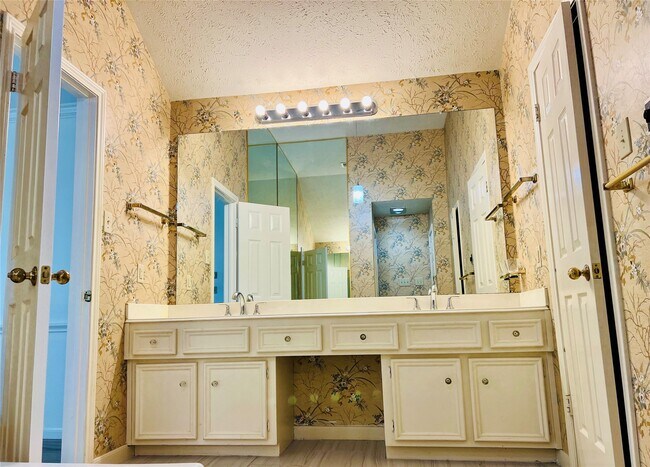 Building Photo - 14734 Charlmont Dr