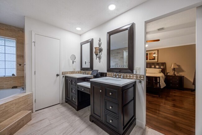 Building Photo - 127 Sagewood Dr