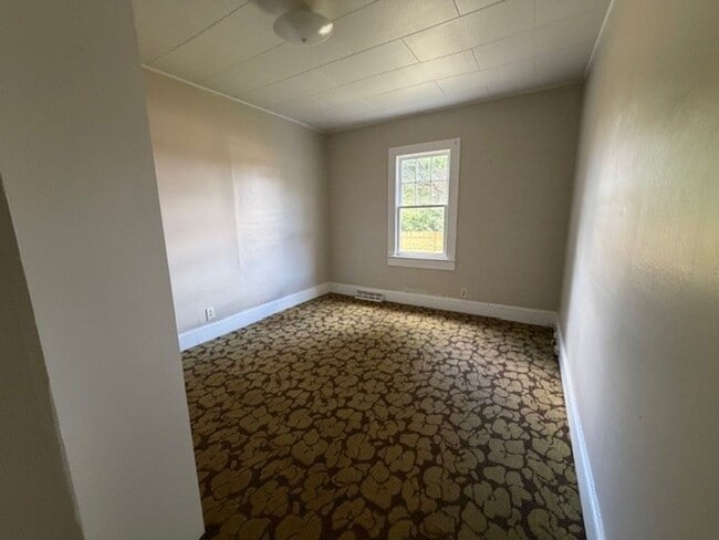 Building Photo - 2 bedroom, 1 bath House available NOW