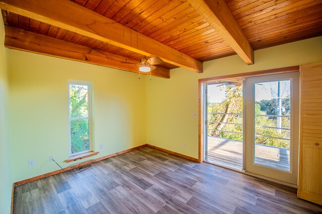 Building Photo - 10644 Peach Ridge Rd