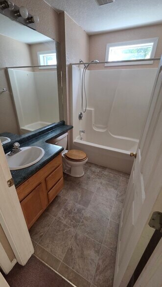 Building Photo - 433 Clinton Ct