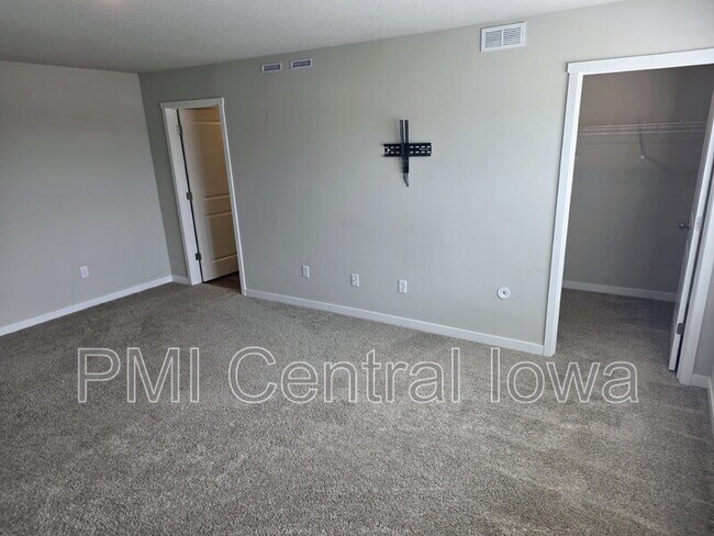 Building Photo - 1631 NE Crossing Oaks Ln