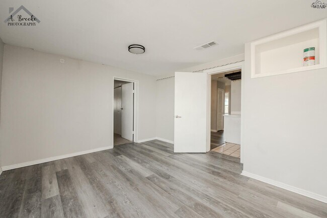 Building Photo - 1400 Phoenix Dr