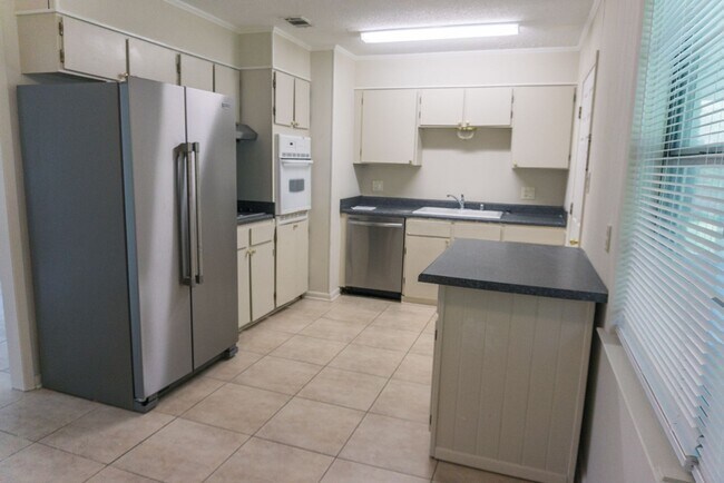 Building Photo - 1225 Parktown Dr