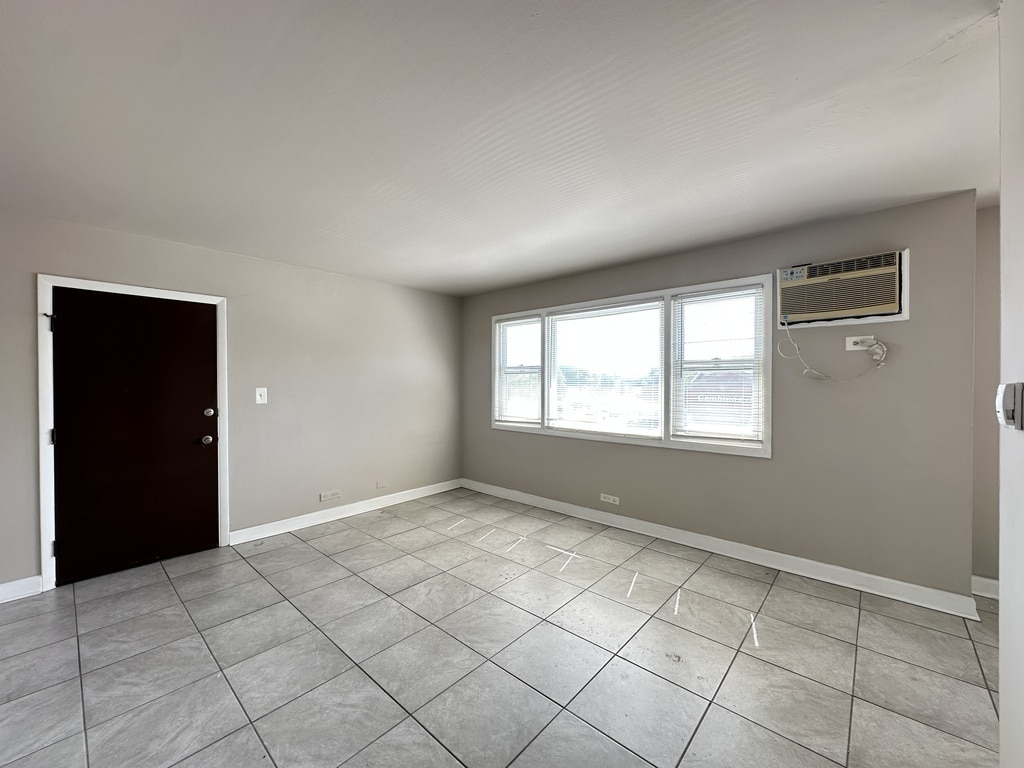 Building Photo - 9610 Ivanhoe Ave