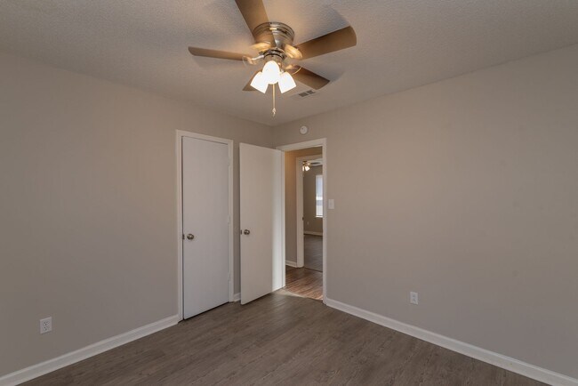 Building Photo - 2937 Dahlia Dr
