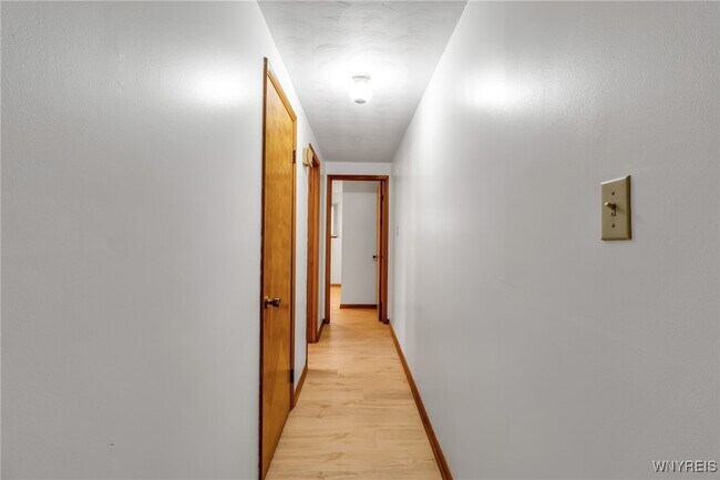 Building Photo - 28 Mead St