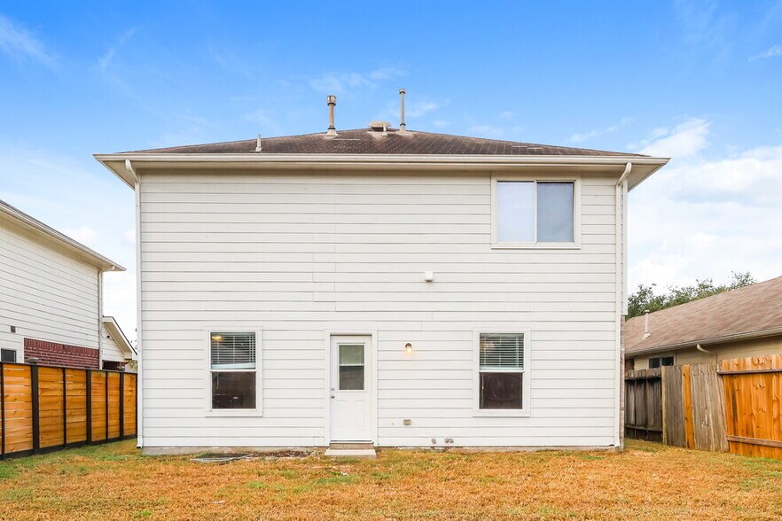 Building Photo - 21818 Hemlock Park Dr