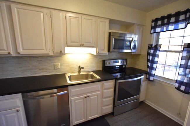Building Photo - Spacious 2 Bedroom Apartment w/ Washer|Dry...