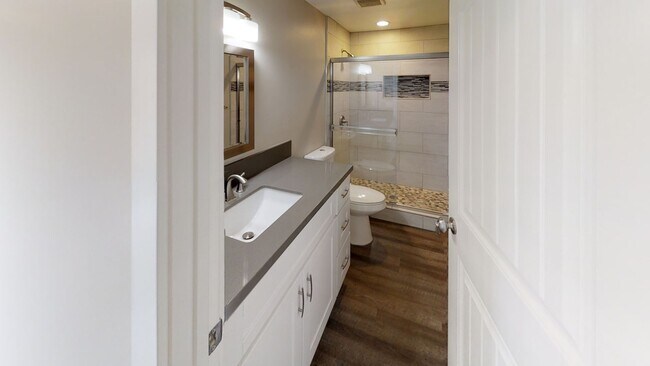 Building Photo - Large House, Great for Big Group! Close to...