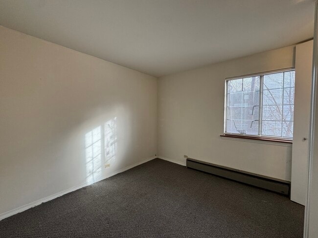 Building Photo - 901 E Chicago Ave