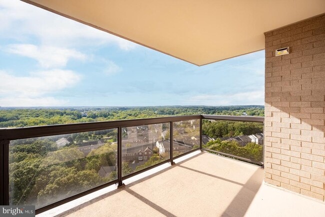 Building Photo - 307 Yoakum Pkwy