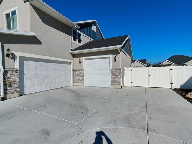 Building Photo - Spacious 6 Bed, 3.5 Bath Home in Clinton, UT