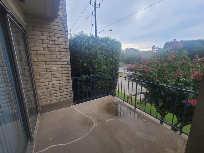 Building Photo - 7076 N Holiday Dr