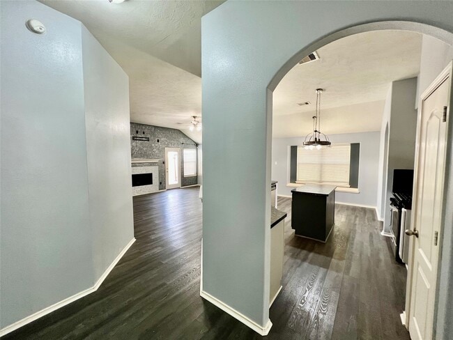 Building Photo - 3210 Blue Bonnet Dr