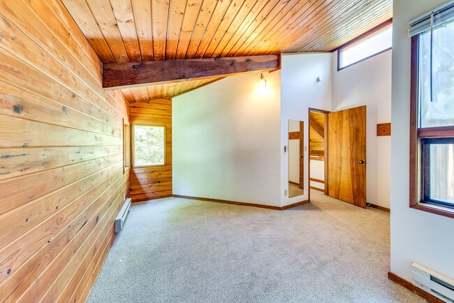 Building Photo - Private 3 Bedroom Home in the Woods