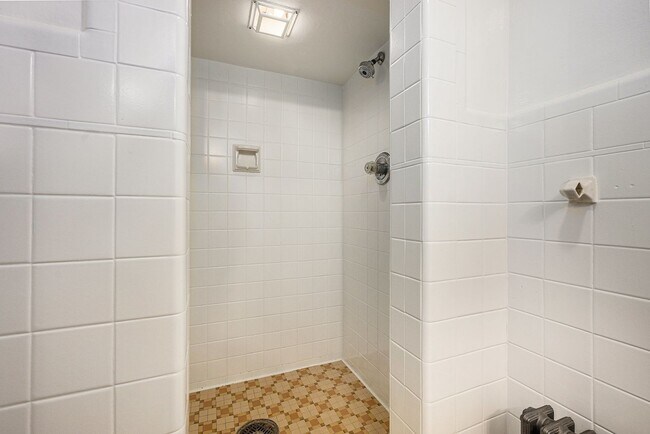 Building Photo - Spacious 1/BR Lower Level Unit- $799- Off ...