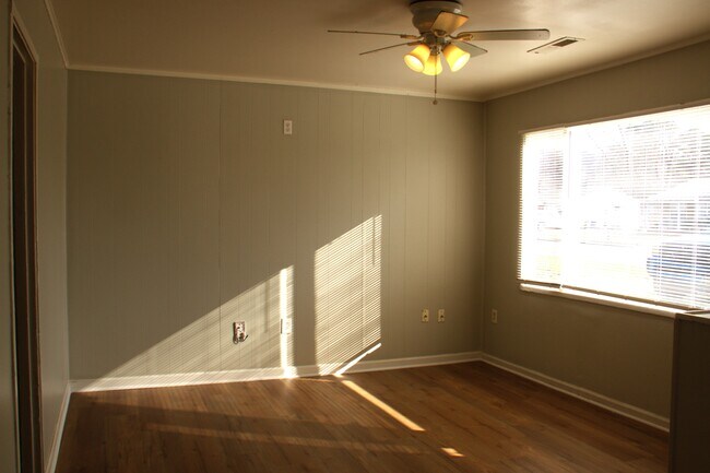 Building Photo - 1709 Oakwood Ave NE