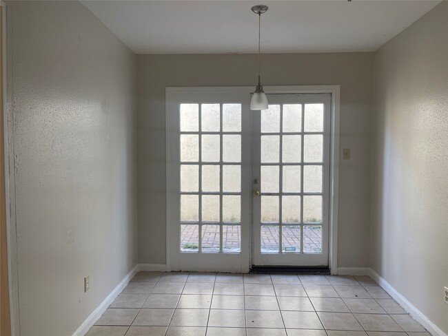 Building Photo - 7715 Rolling Ridge Dr