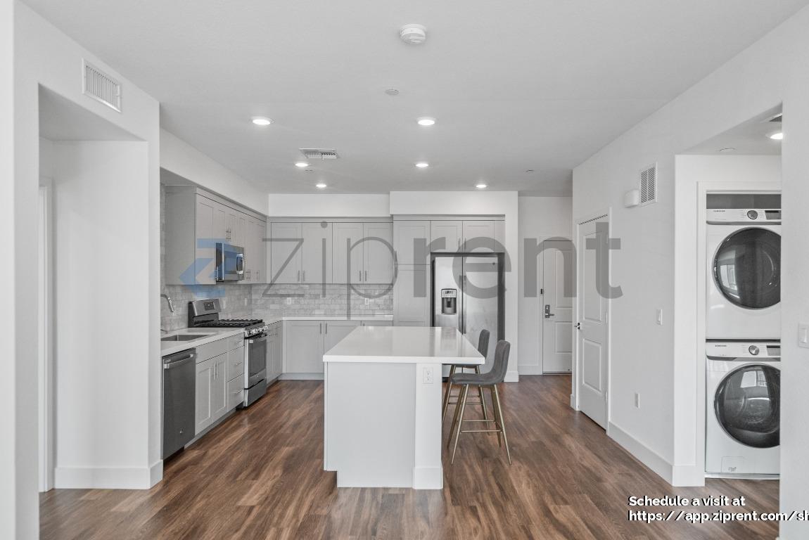 Building Photo - 5925 Charlotte Dr