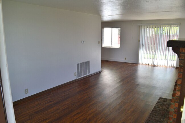 Building Photo - Walton Ln Duplex