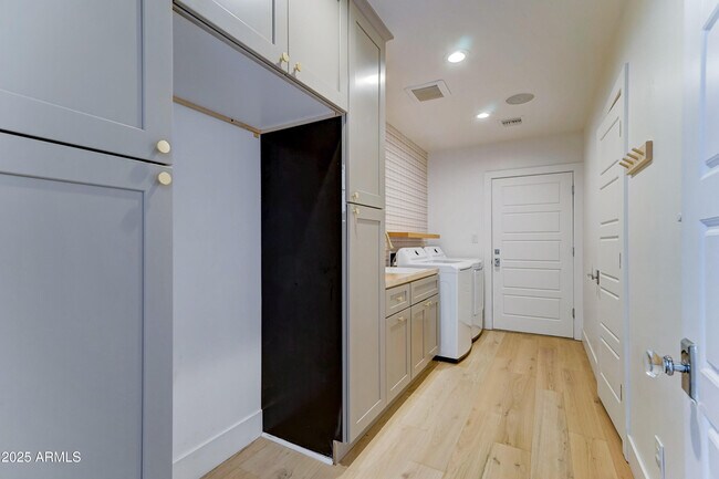 Building Photo - 4331 E Avalon Dr
