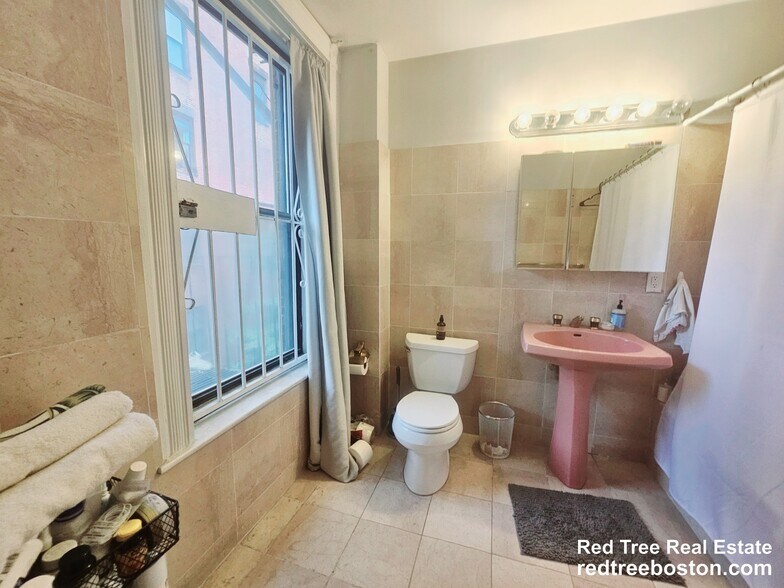 Building Photo - 429 Marlborough St