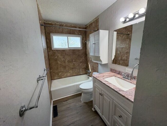 Building Photo - Comfortable 3-Bedroom Home with Fenced Yar...