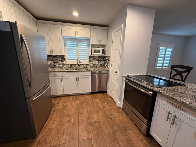 Building Photo - *****Amazing 3-bedroom, 2-bathroom, Carport, Single Family, Bungalow-style Home. Small Dog Friend...