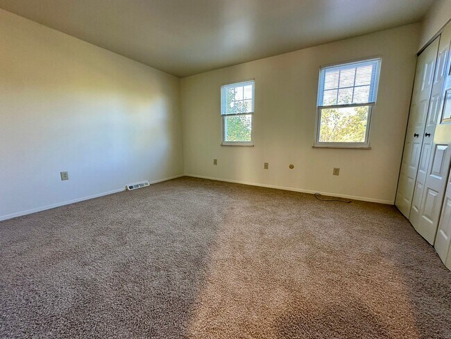 Building Photo - North Hills 3 Bedroom Townhome! In-Unit Wa...