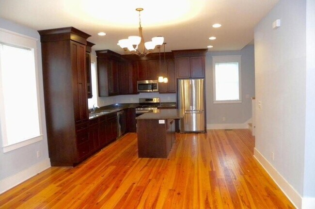 Building Photo - Charming 3-story Home in the Heart of Down...