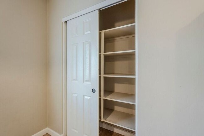 Building Photo - Bright & Airy 4-Bedroom in Willow Ridge Co...