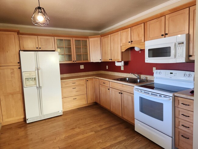 Building Photo - 2 Bed / 1 Bath with Oversized single car g...