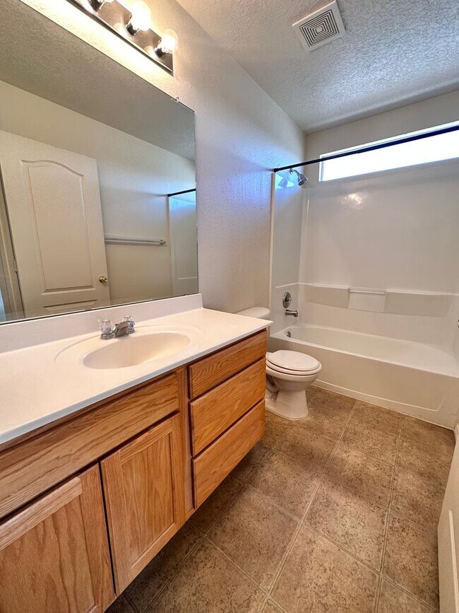 Building Photo - Stunning 3 bed, 2.5 bath, 2575 sq ft home ...