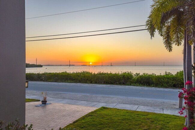 Building Photo - 8 Floral Ave