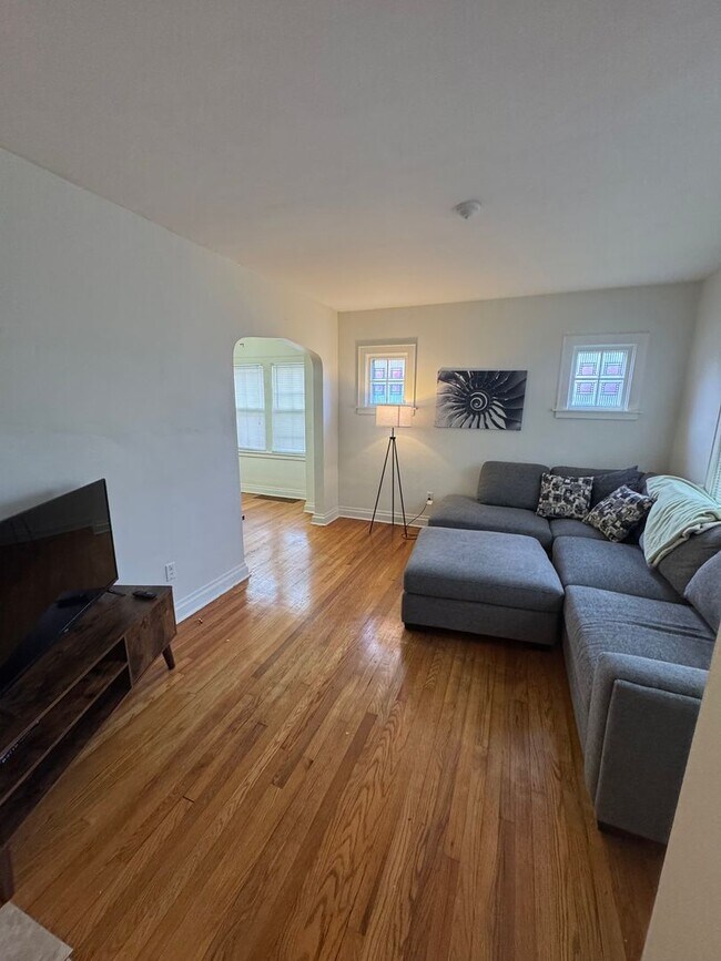 Building Photo - 3 bedroom/ 1.5 bath house Furnished