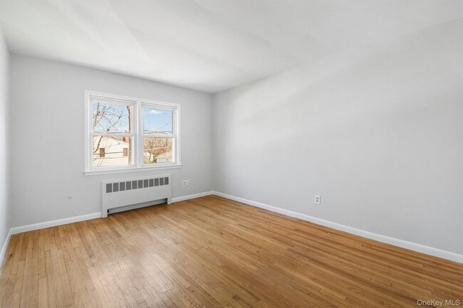 Building Photo - 846 Hartsdale Rd