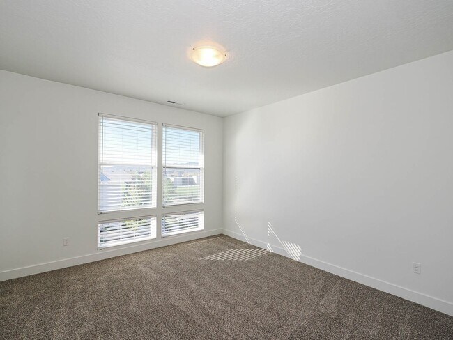 Building Photo - 3 Bedroom, 2.5 Bathroom in South Jordan