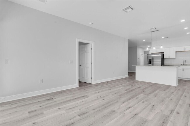 Building Photo - 705 S Orange Ave